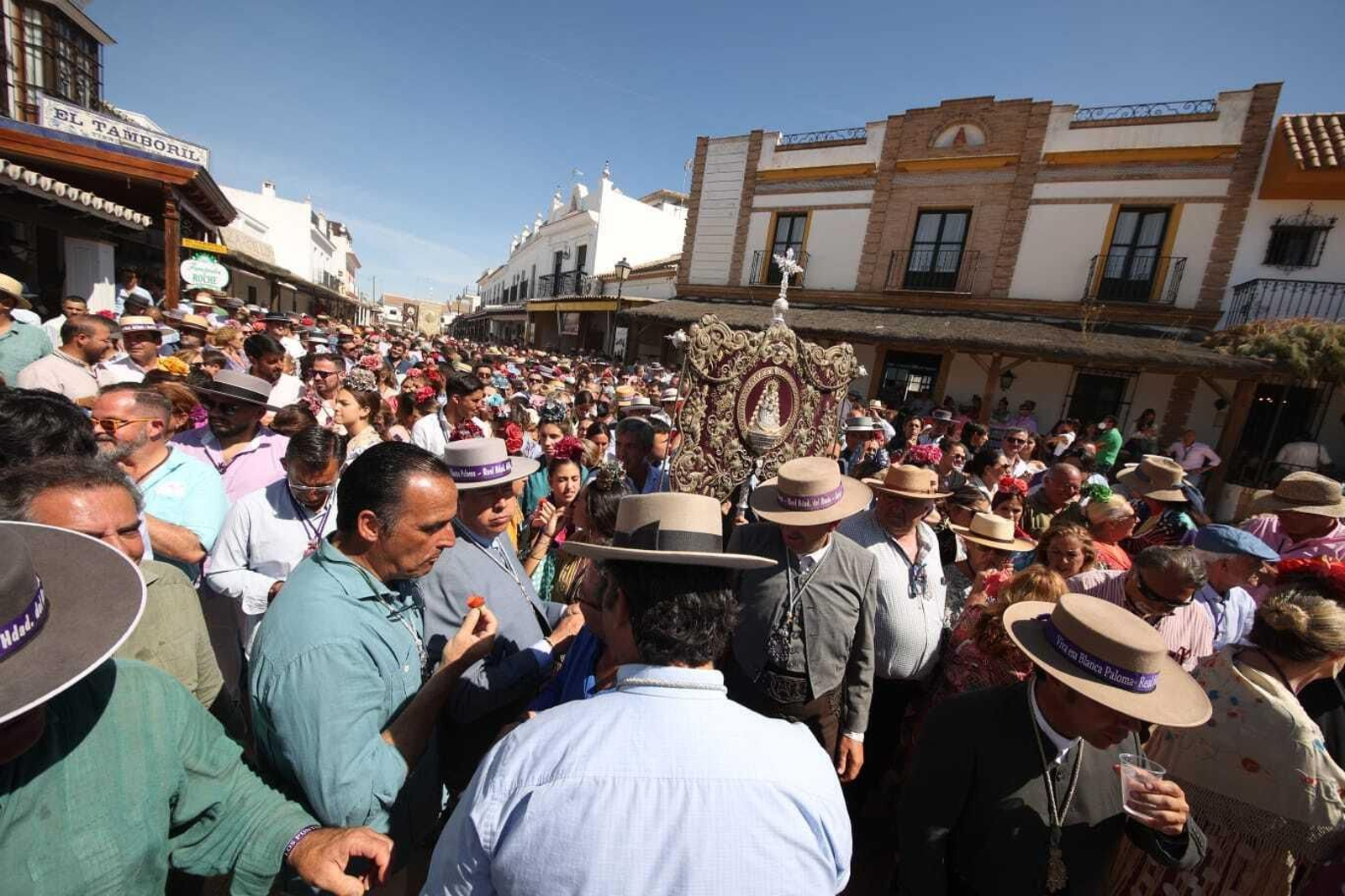 El Simpecado de Jerez a los pies de la Virgen del Rocío