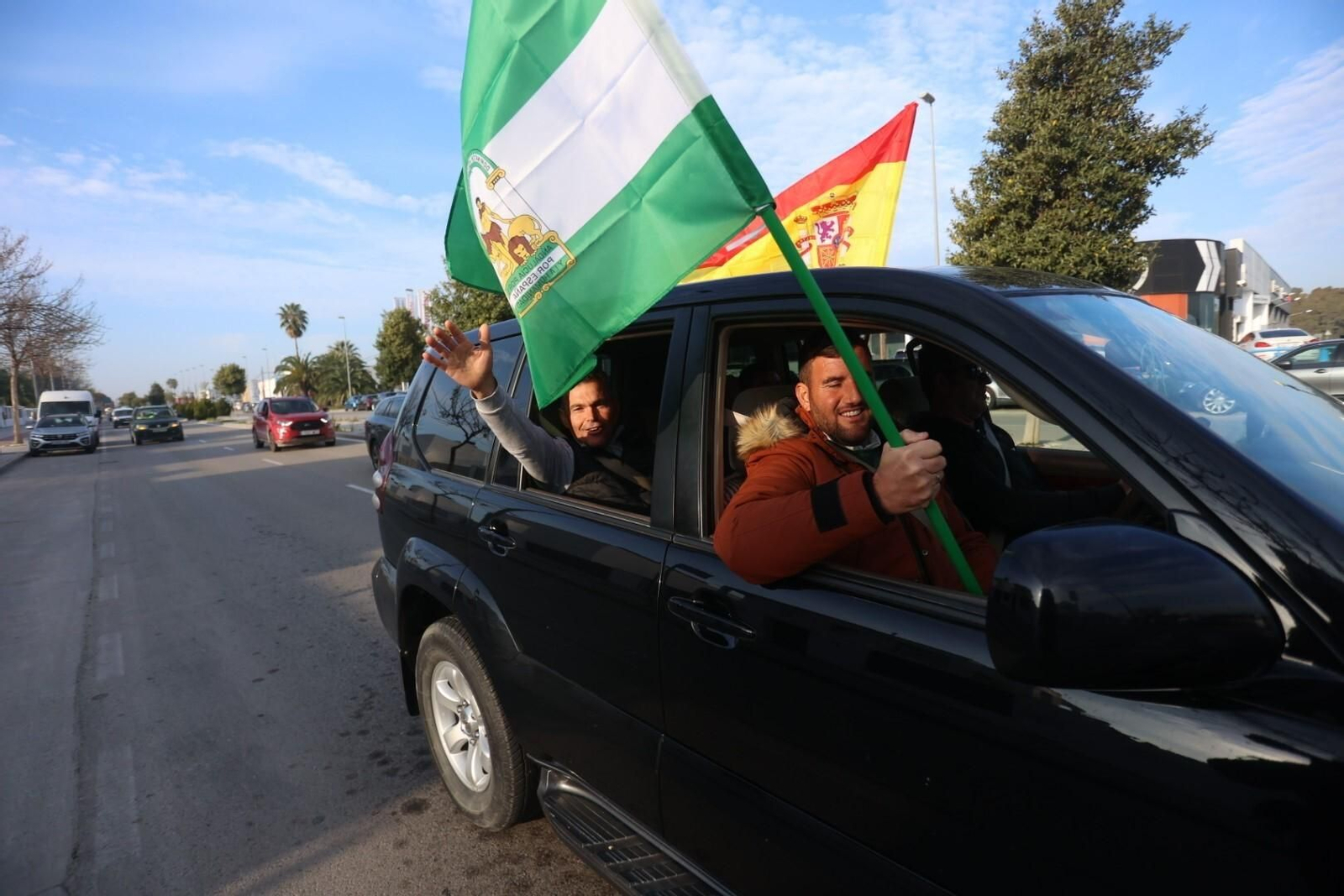 Agricultores y ganaderos colapsan con sus tractores los accesos a Jerez