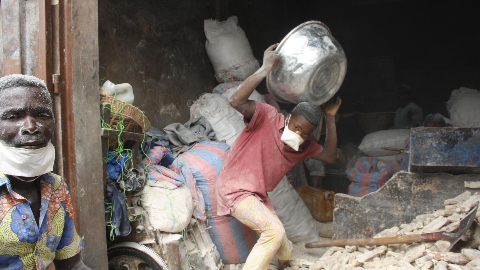 Muchos de los trabajos ponen en peligro la seguridad y la salud de los niños.