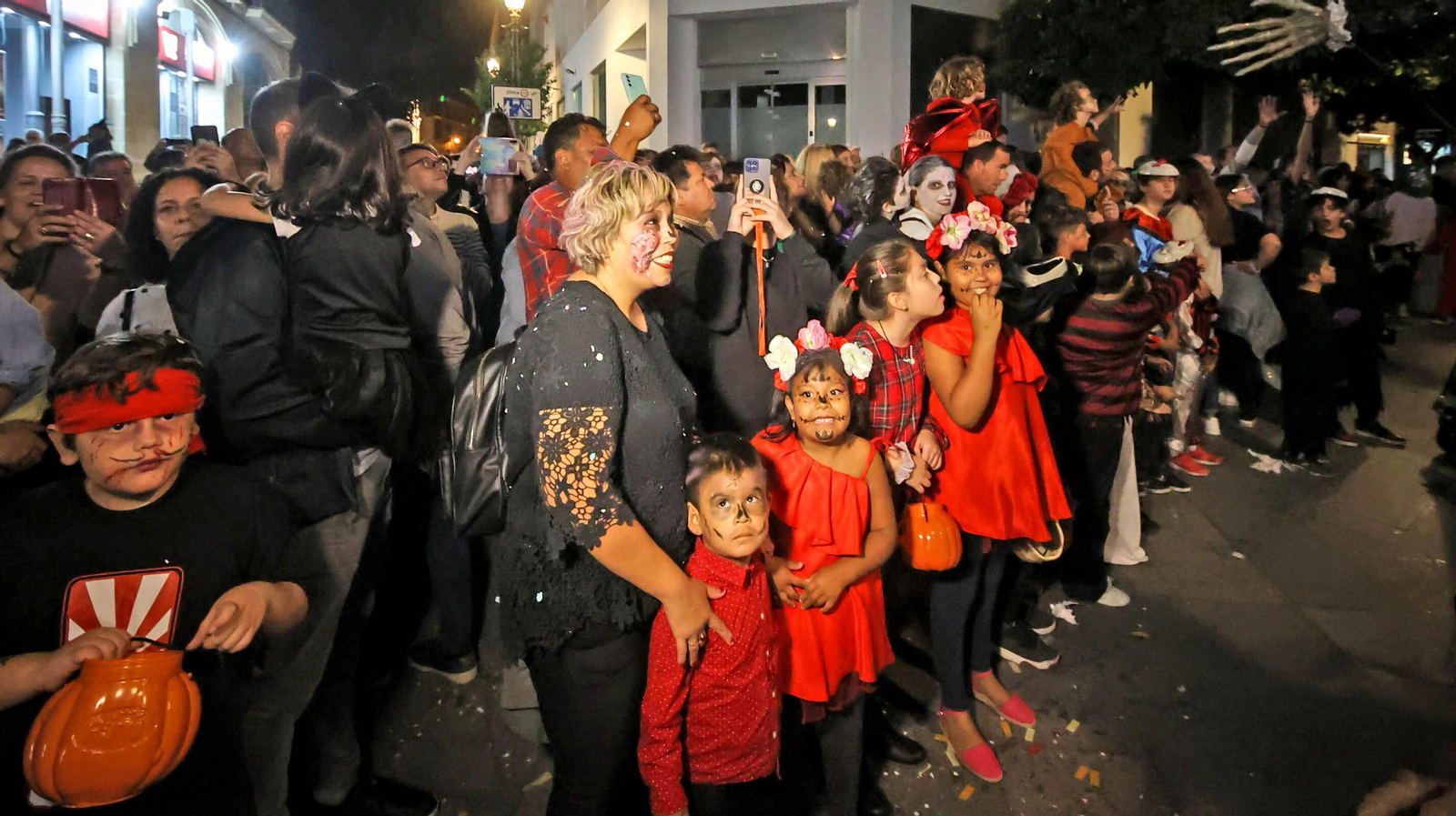 El desfile de Halloween llena las calles de Jerez