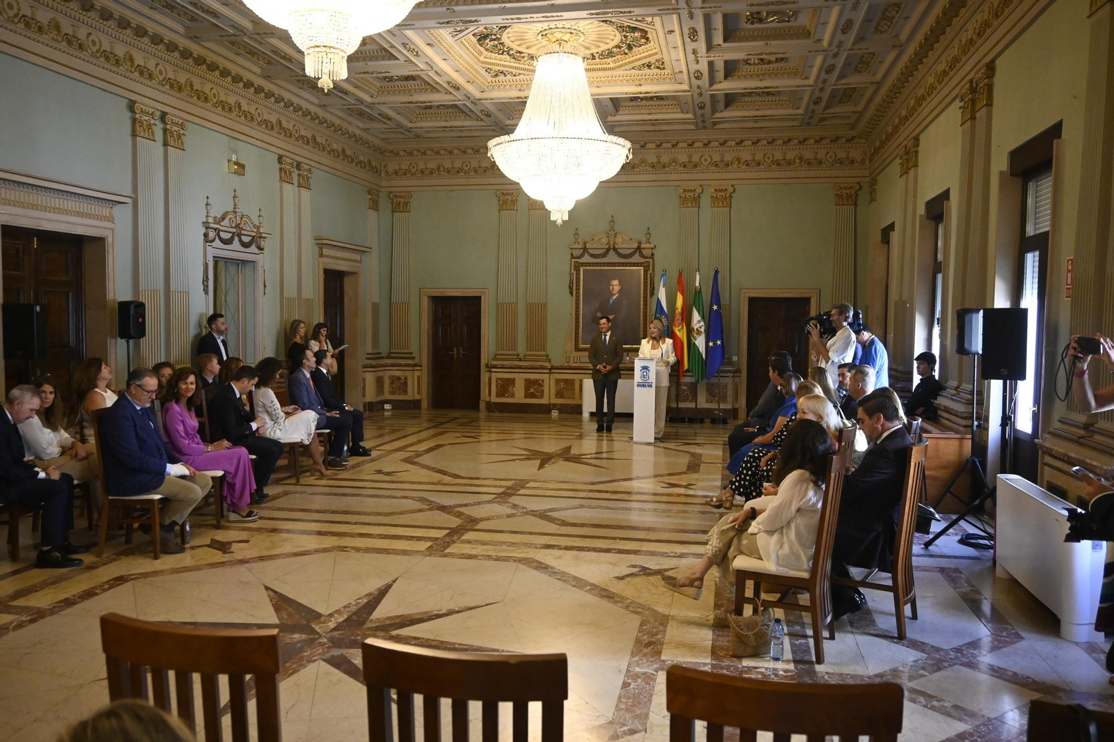 Visita de Juanma Moreno al Ayuntamiento de Huelva, en Imágenes