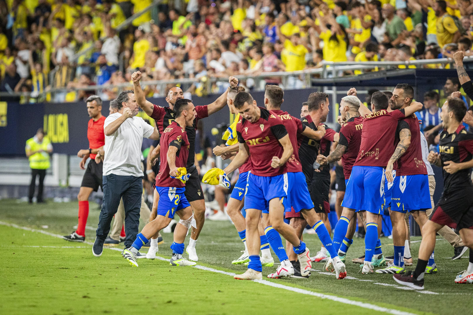 Imágenes del partido Cádiz-Alavés