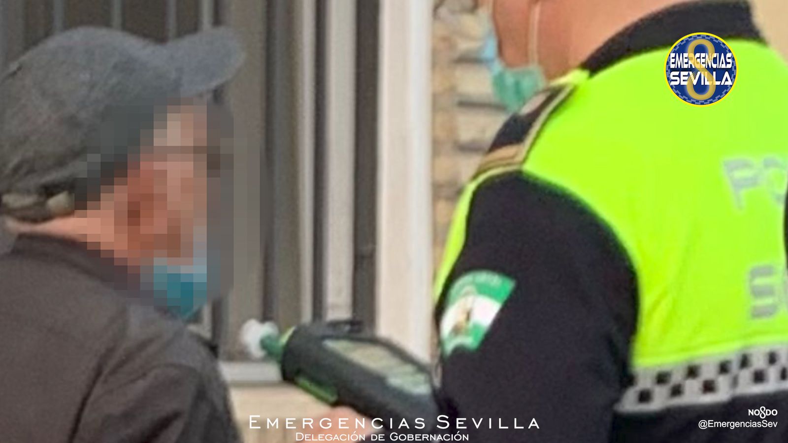 Un policía practica la prueba de alcoholemia al anciano que se dio a la fuga.