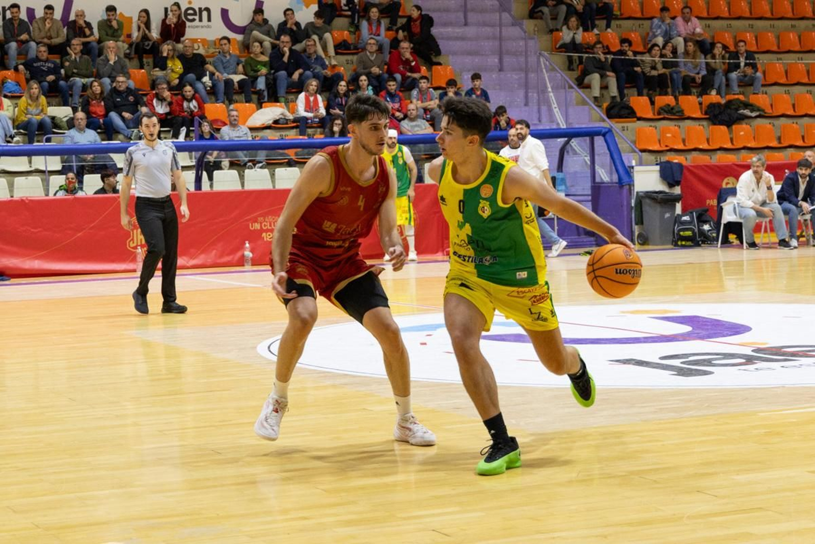 La Salobreja vibra con el derbi de la capital entre Jaén CB y Jaén FS, en imágenes