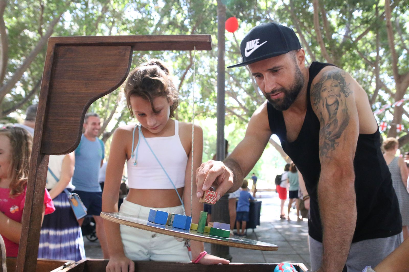 Los pequeños disfrutan descubriendo los juegos tradicionales en esta mañana de feria