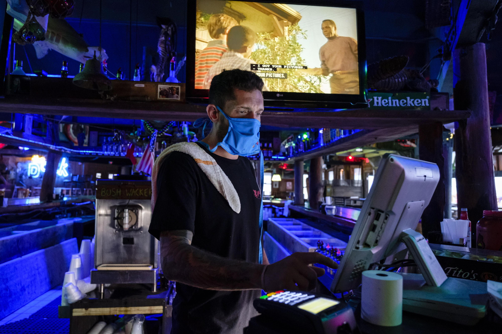 Camarero con mascarilla en un bar de Florida.