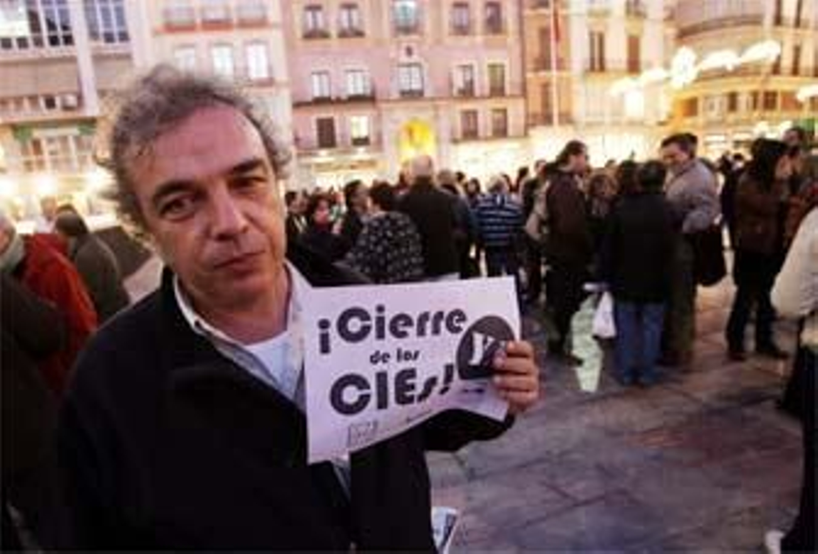 Un centenar de personas protesta contra la separación del bebe de Sudán de sus padres