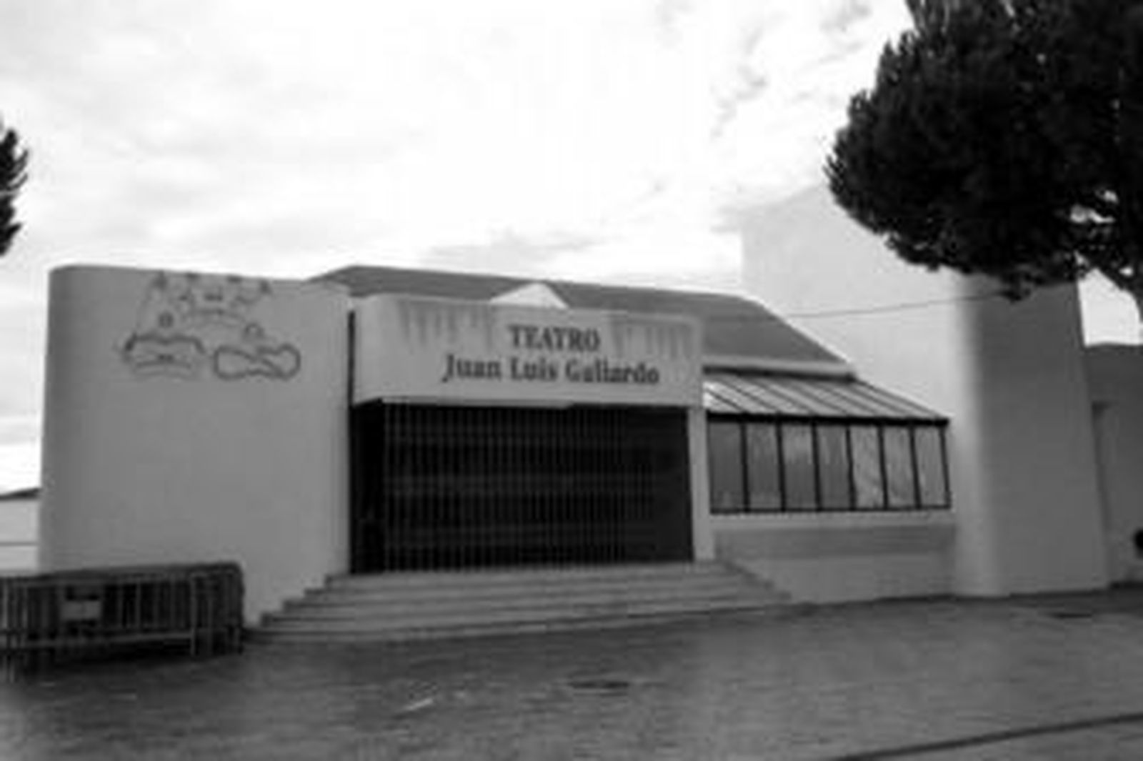 Imagen del exterior del teatro municipal ubicado en la céntrica Alameda sanroqueña.