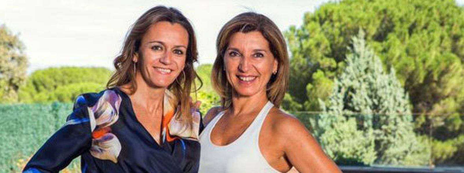 Cristina Mérida, a la derecha junto a una invitada a su programa.