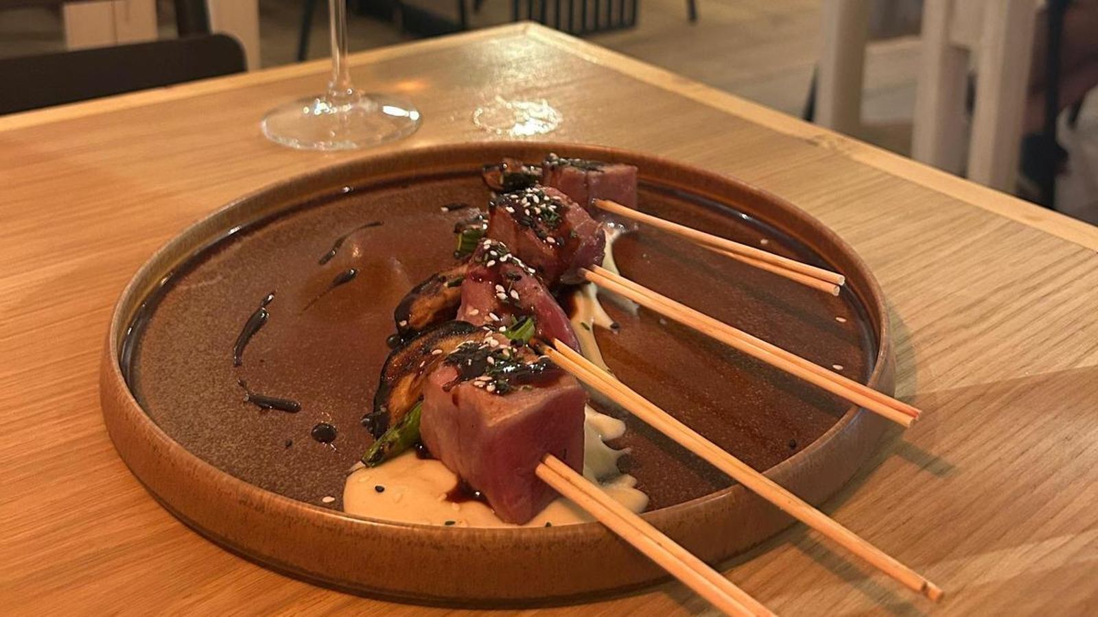 Yakitori de atún rojo con ajoblanco