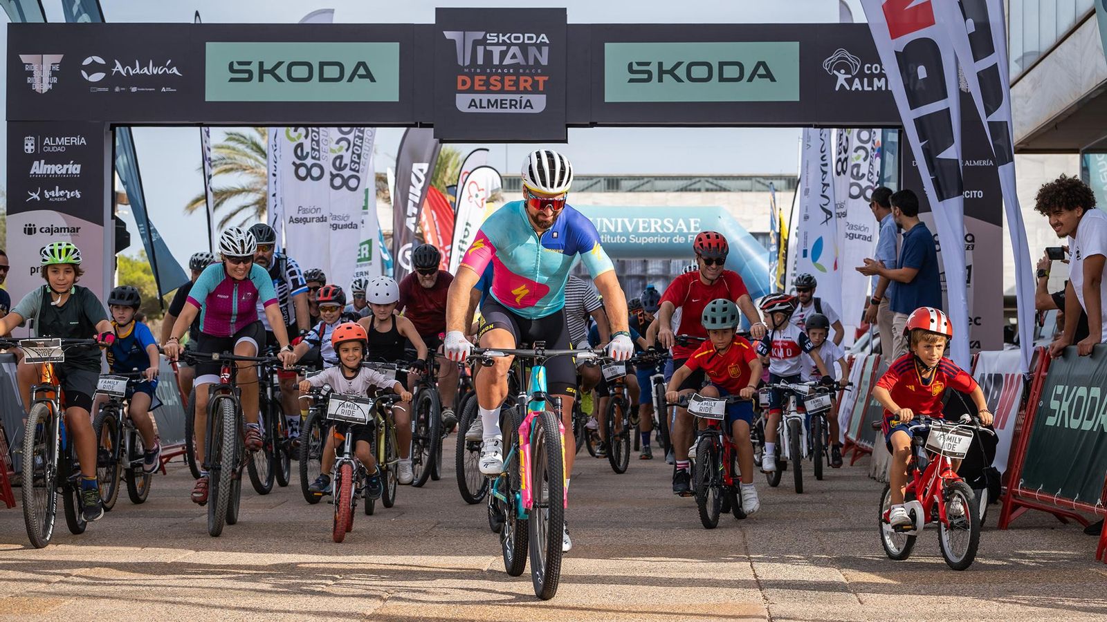 Los más pequeños toman la salida de la Almería Family Ride en El Toyo.