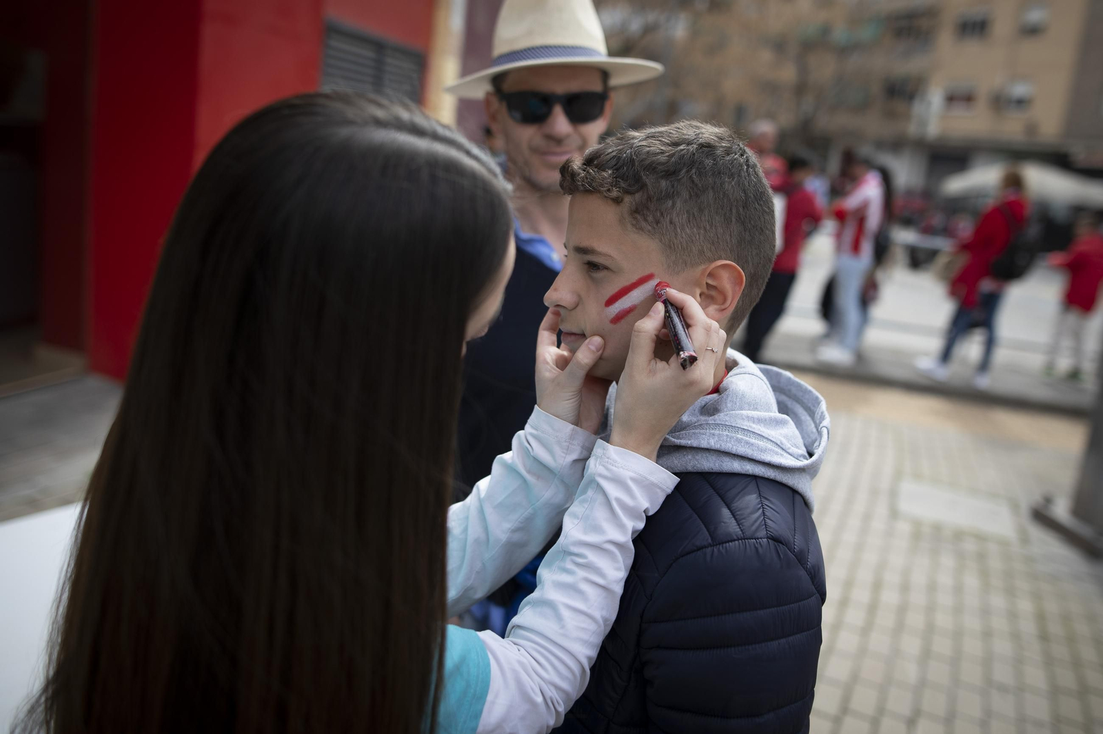Encuéntrate en el recibimiento al Granada y la grada de Los Cármenes