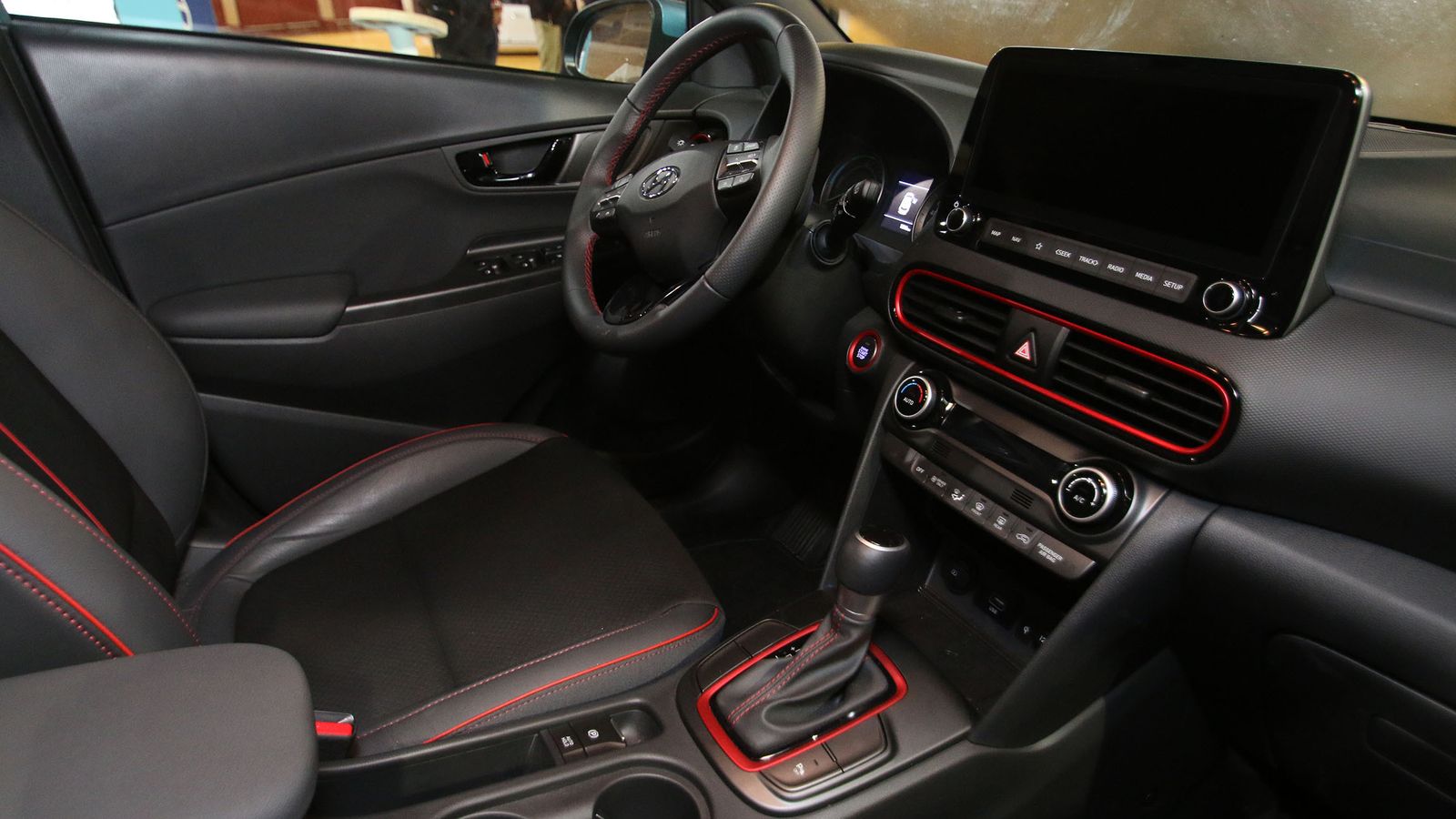 El interior del nuevo Kona Híbrido eléctrico destaca por su tecnología.