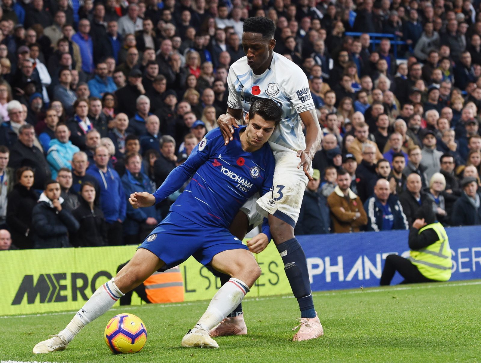 Álvaro Morata, en la imagen con Yerri Mina en el Chelsea-Everton, es objetivo real del Sevilla.