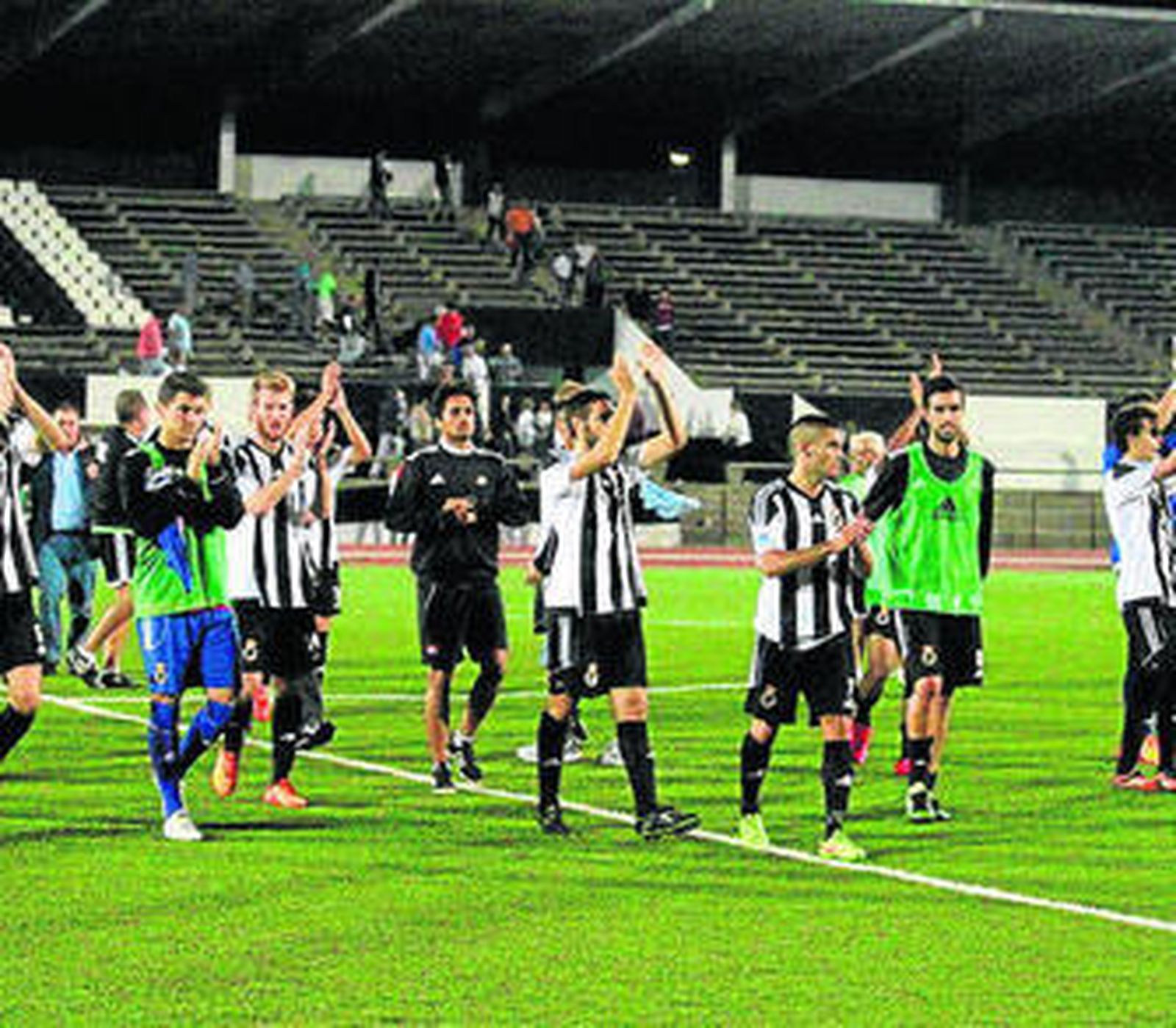 Jugadores de la Balona festejan su clasificación ante el Recre.