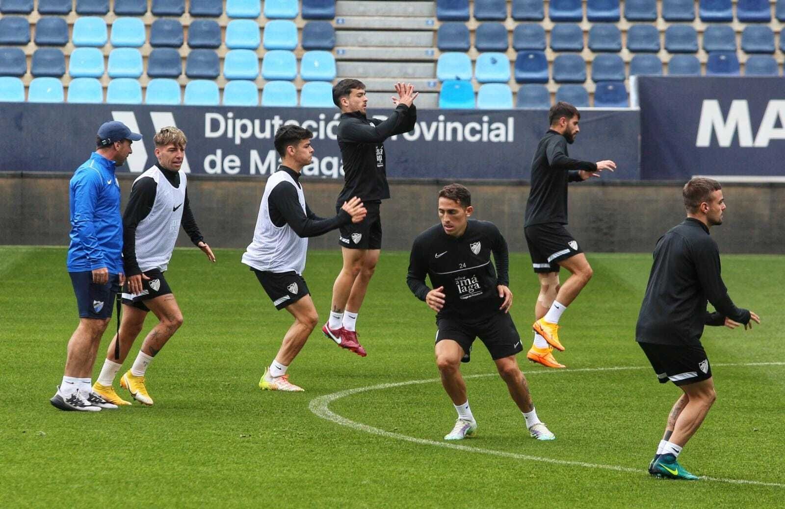 Cufré, al frente en el centro, en el entrenamiento de ayer.