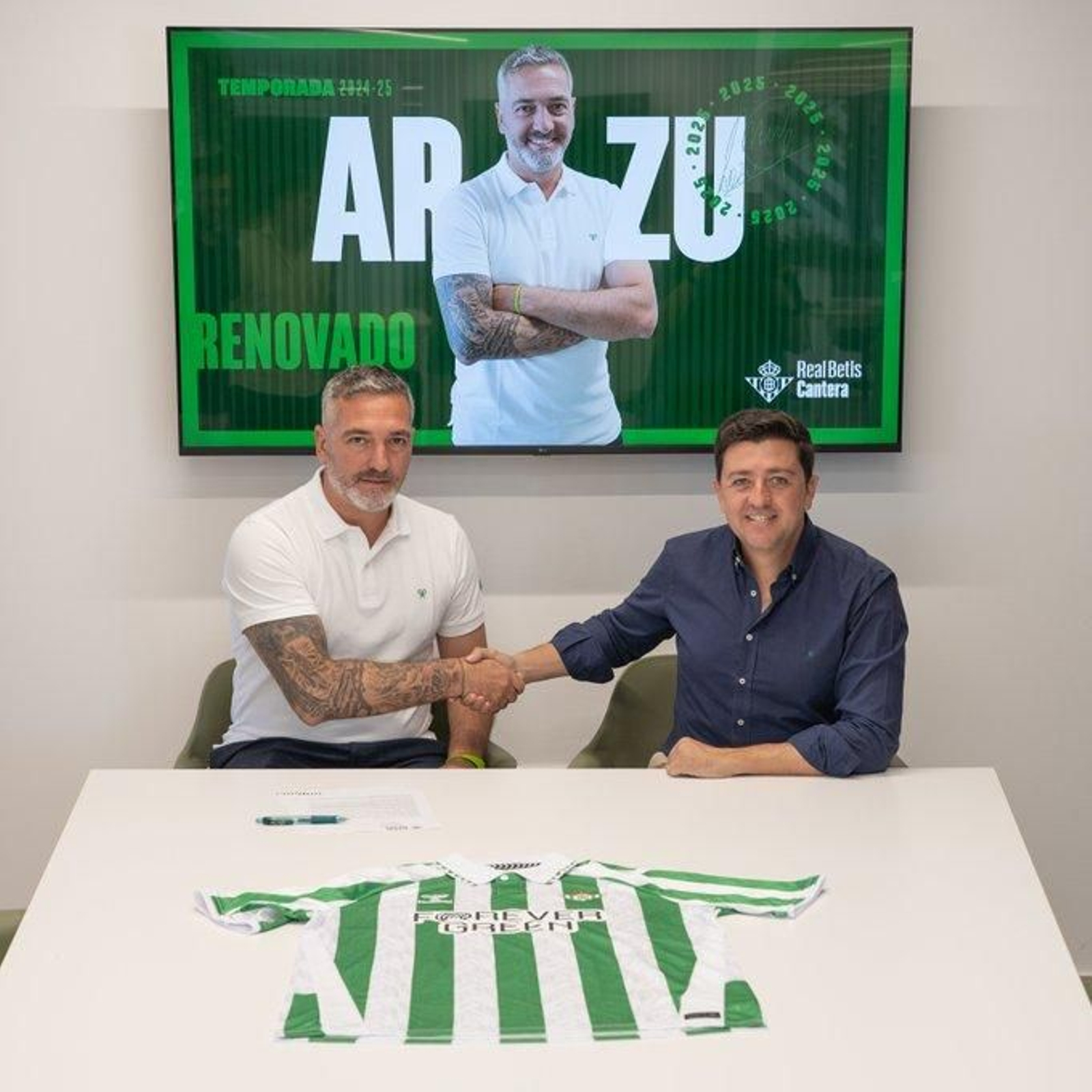 Arzu posa con Miguel Calzado, director de cantera del Betis.