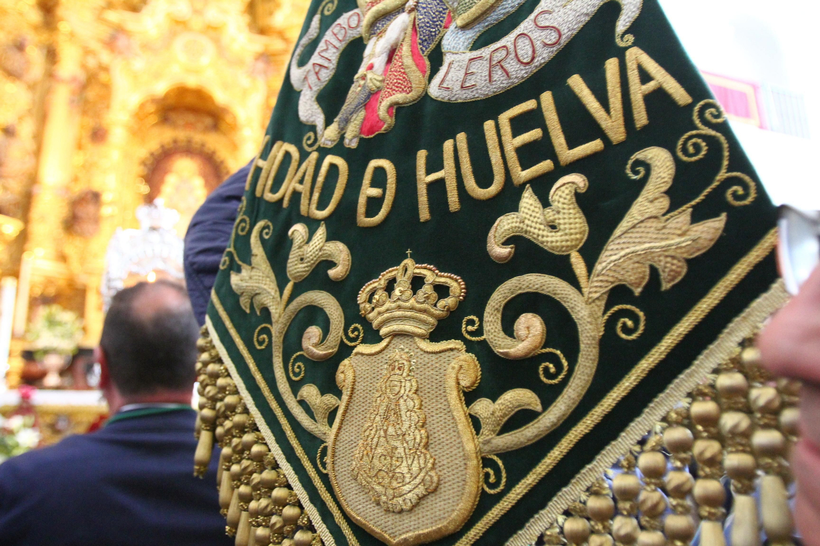 La Hermandad de Huelva se presenta ante la Virgen del Rocío en su peregrinación a la aldea almonteña