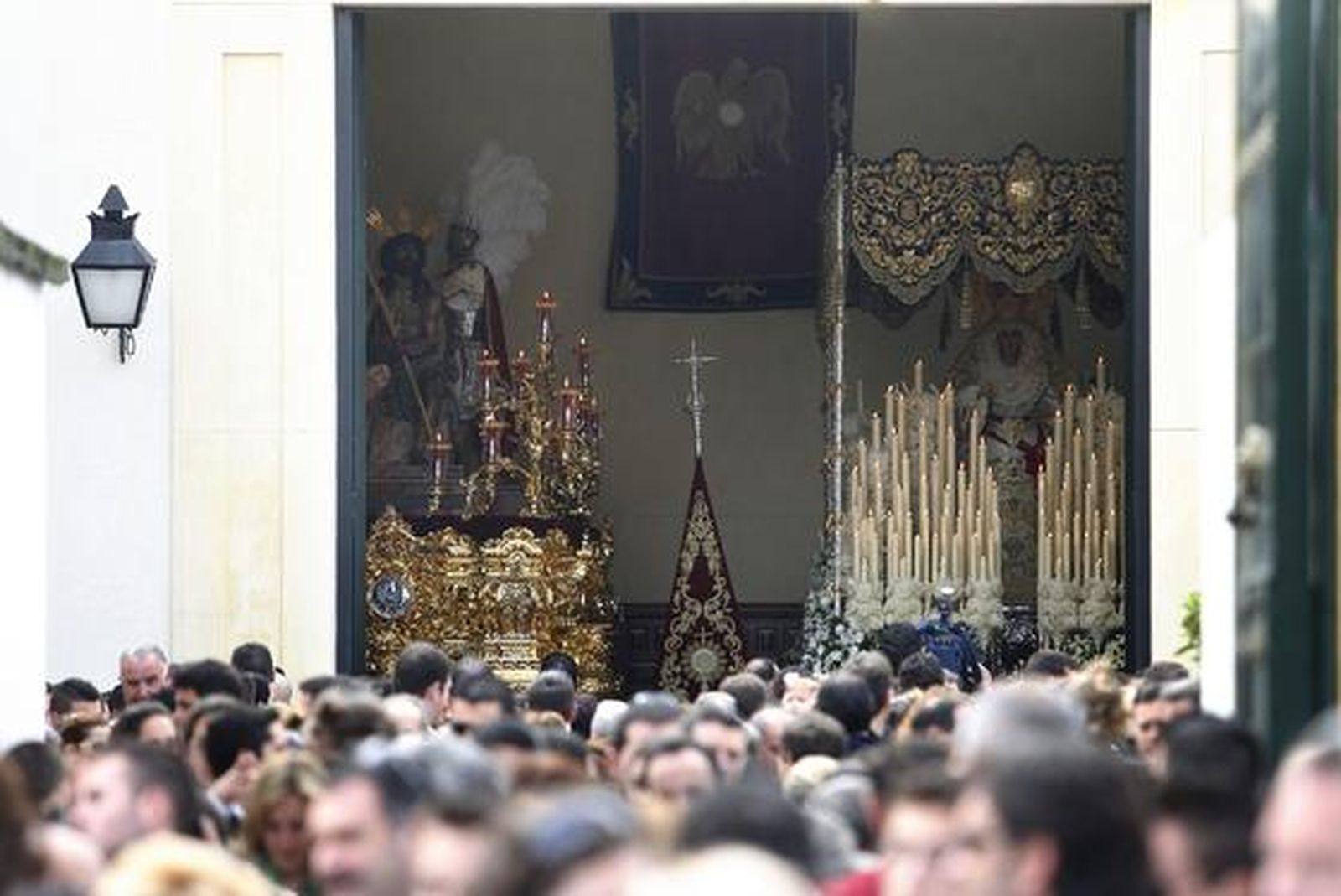 La gente se acerca para ver a los titulares de la Merced. / José Martínez