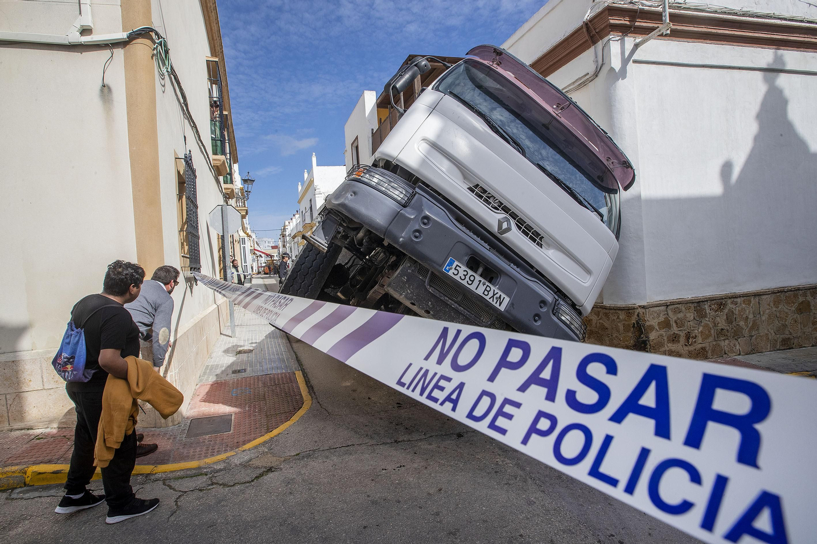 Así ha quedado la hormigonera tras ceder la calzada en San Fernando