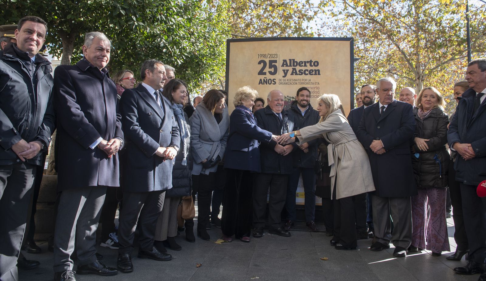 Imágenes de la exposición de mupis en la Puerta de Jerez sobre Alberto y Ascensión