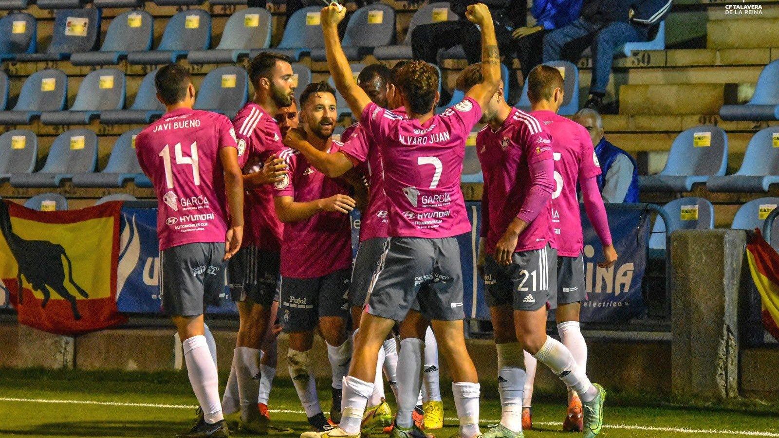 El Talavera celebra un gol ante el Mérida.