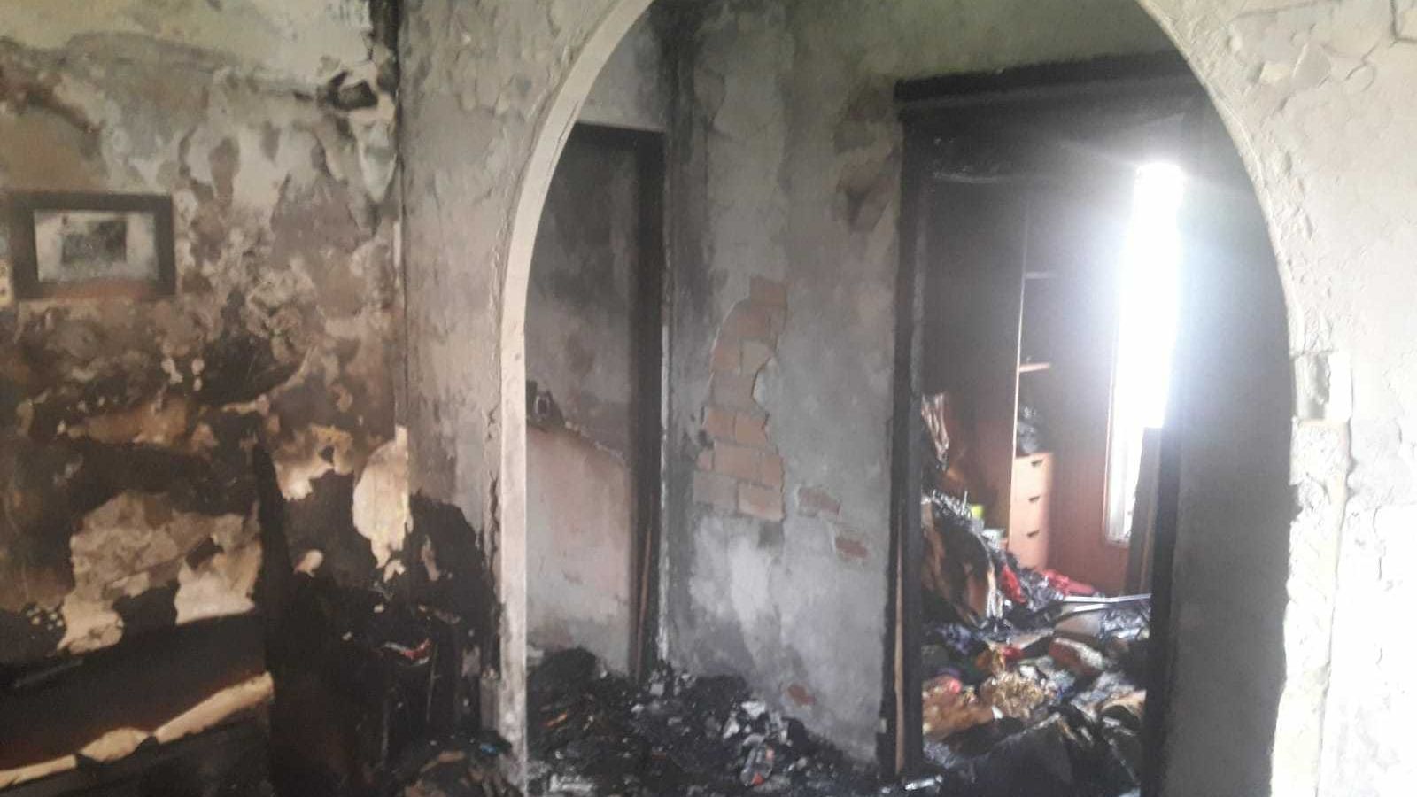 Interior de la vivienda calcinada en Palomares.