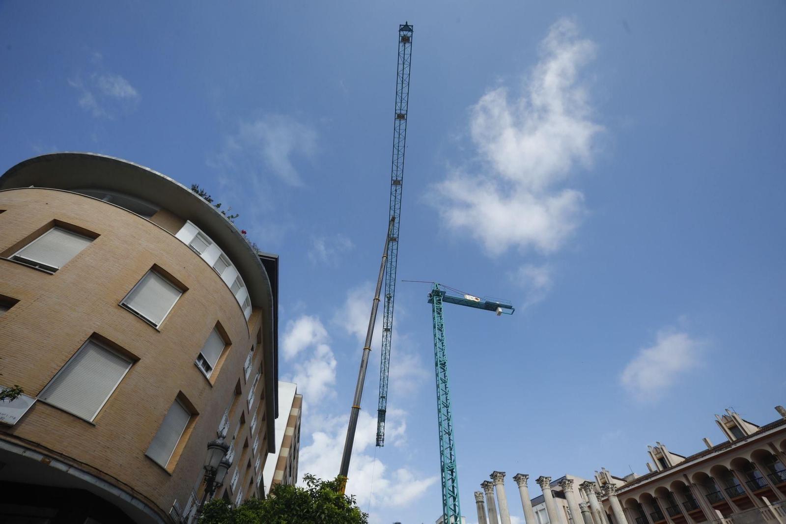 La retirada de la grúa del Templo Romano de la calle Claudio Marcelo, en imágenes
