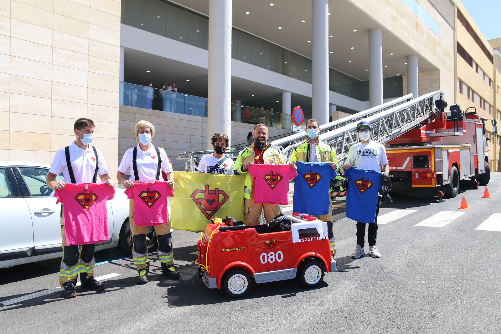 Fotogalería los bomberos de Almería regalan un cochecito eléctrico y camisetas a los niños hospitalizados de Torrecárdenas