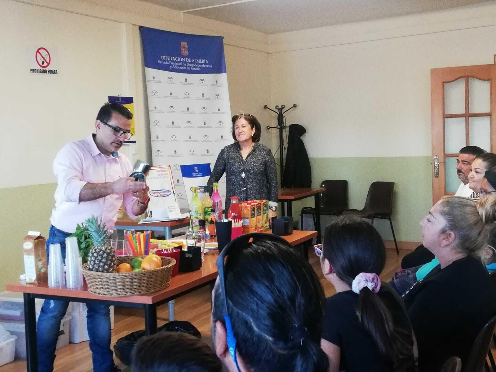 Elaboración de cócteles con frutas y verduras por el Día Mundial Sin Alcohol.