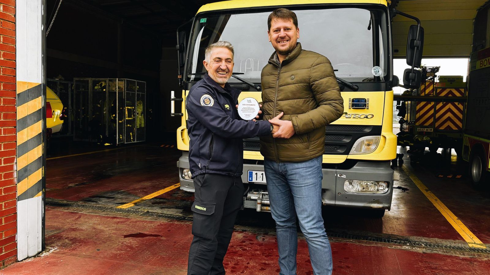 Entrega de placa de reconocimiento a los cuerpos de Policía y Bomberos por su valiosa colaboración en el evento.