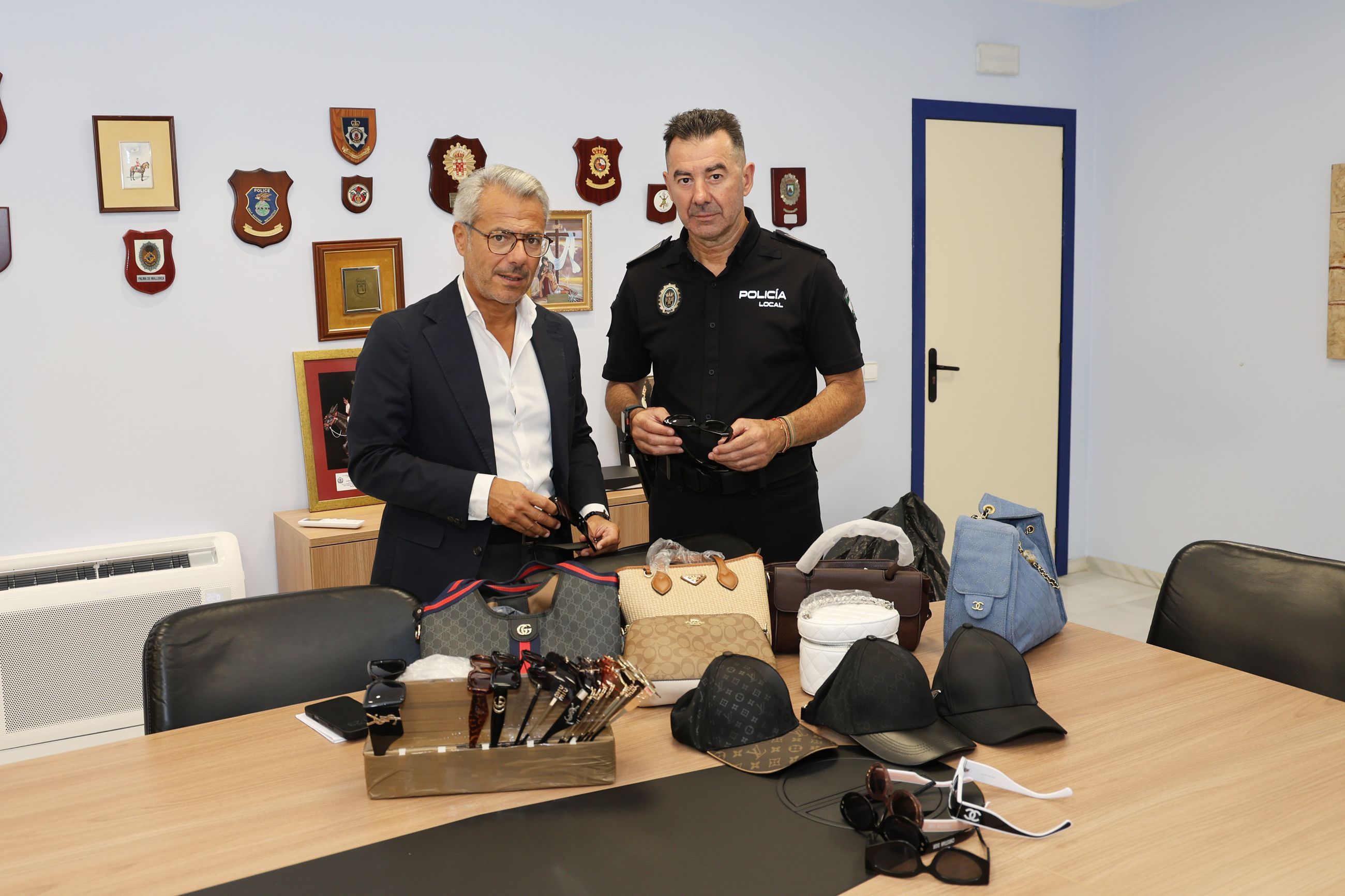 La Policía Local de Marbella retira 40.000 productos falsificados