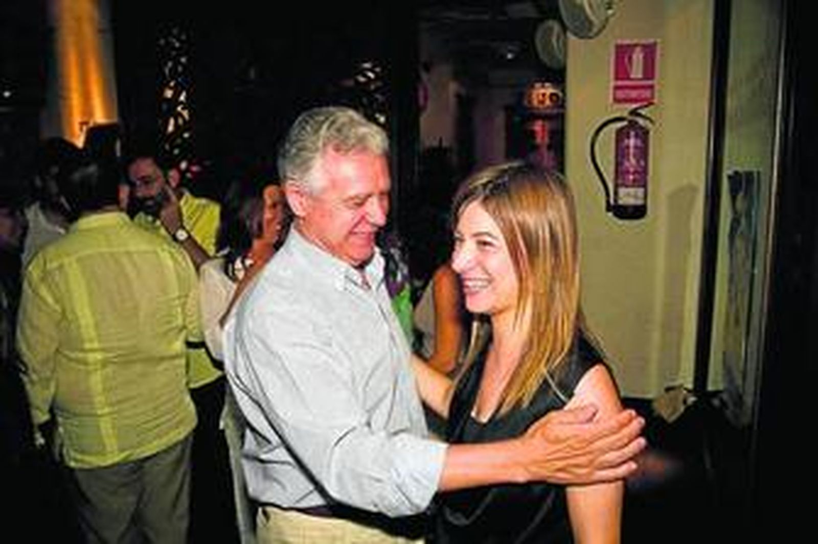 El consejero de Gobernación, Francisco Menacho, saludando cariñosamente a Bibiana Aído anoche.