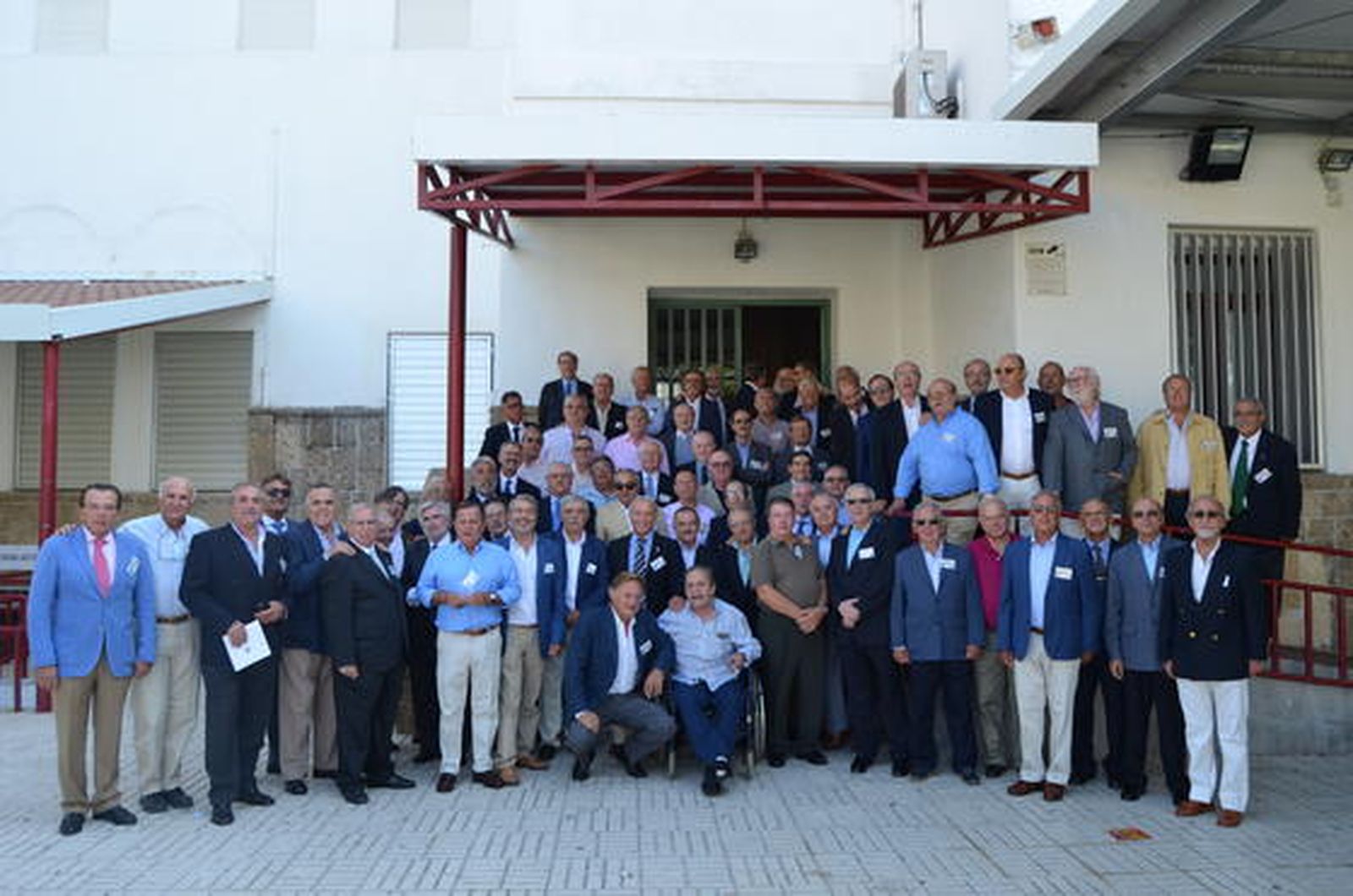 El grupo de antiguos alumnos de San Felipe Neri, perteneciente a la promoción de 1966, en el patio del colegio durante la celebración de las Bodas de Oro de dicha promoción.  Foto: Ignacio Casas de Ciria