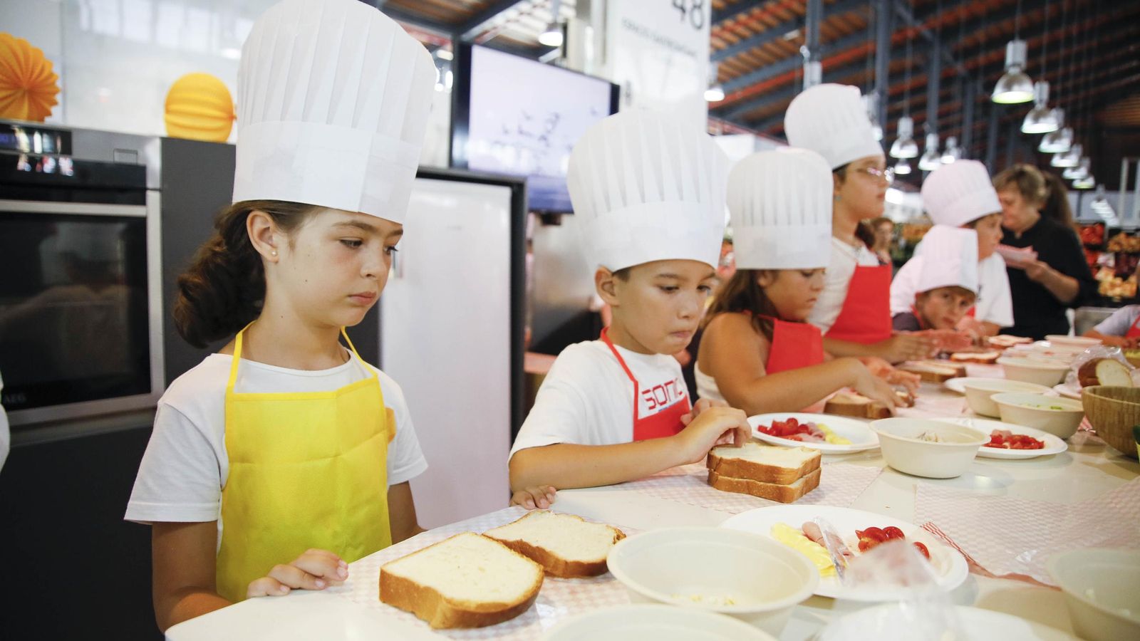 Las imágenes del taller infantil de cocina en el mercado de Almería