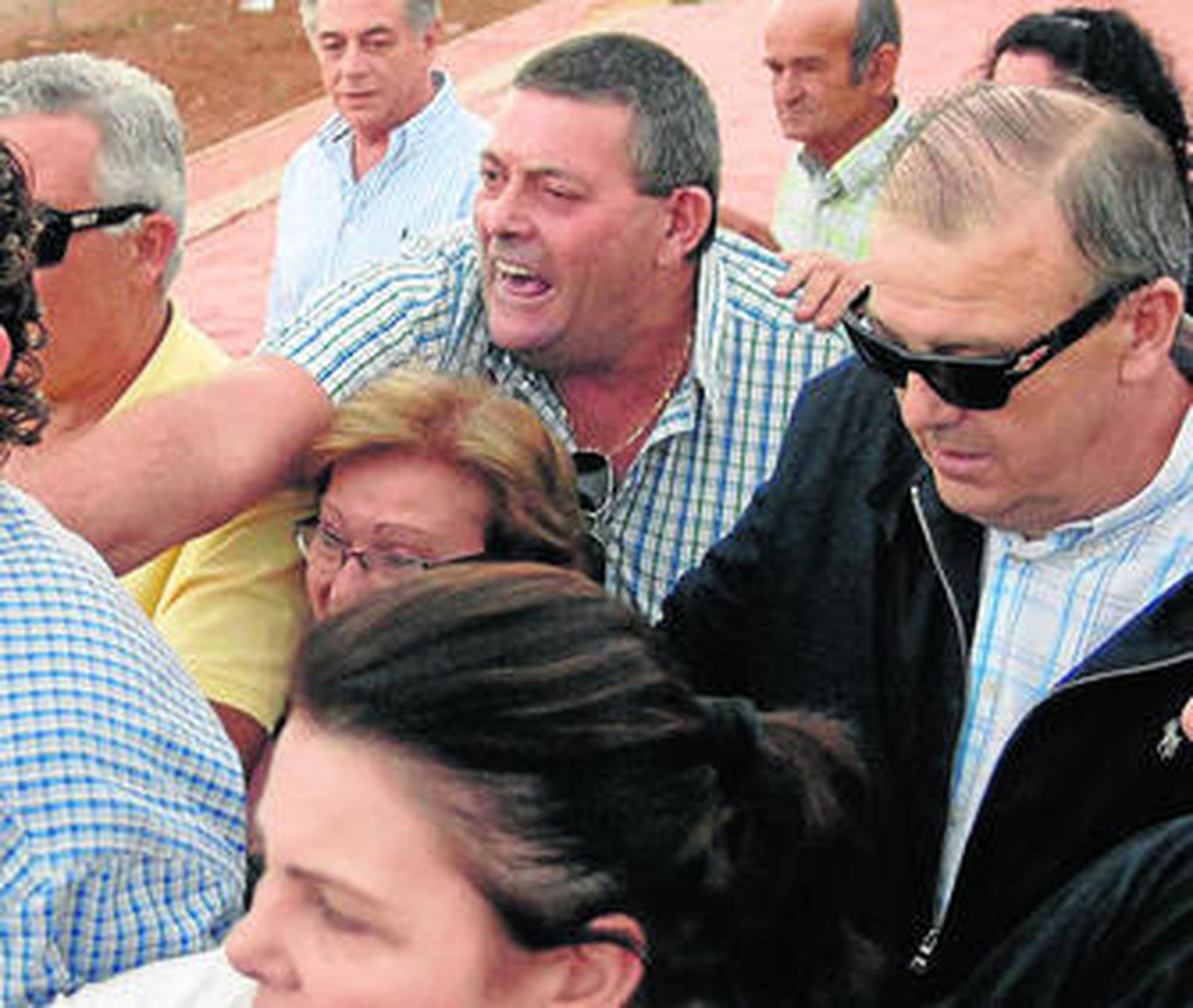 Juan Enciso, con gafas oscuras, ayer, a la salida de la cárcel granadina de Albolote.