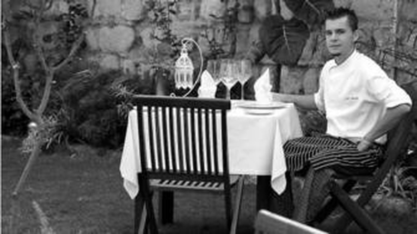 Juan de Dios Heredia posa en la terraza de 'Sabores', el restaurante del hotel Chancillería.