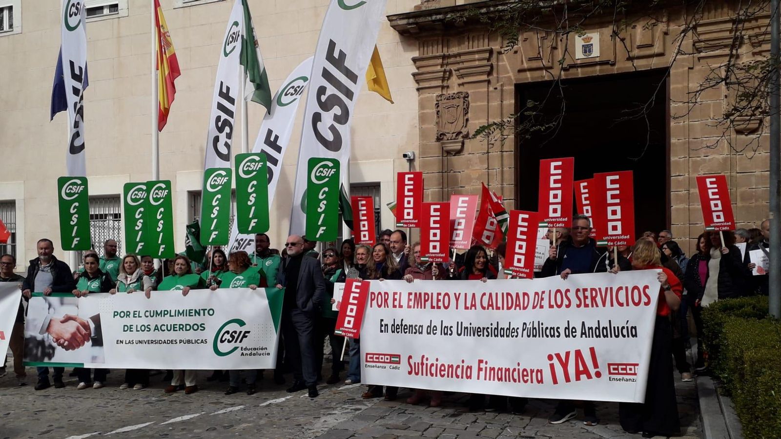 Un momento de la concentración ante el edificio del Hospital Real de la UCA.