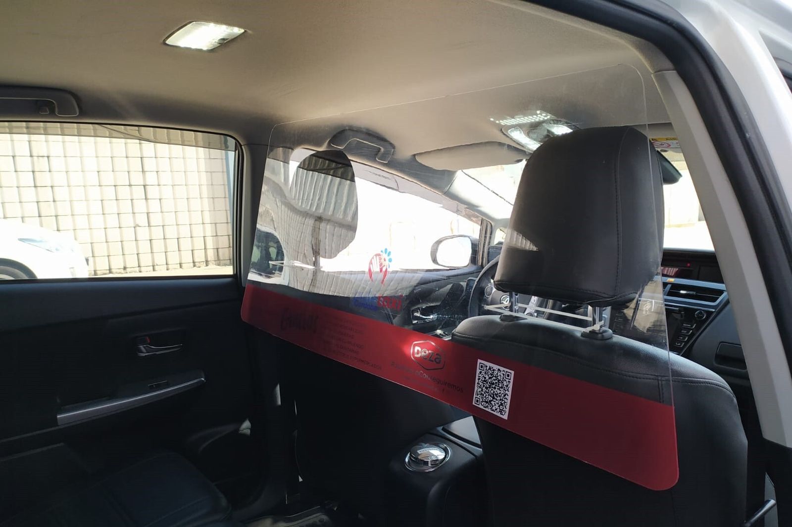 Uno de los vehículos de Autacor con la mampara instalada.