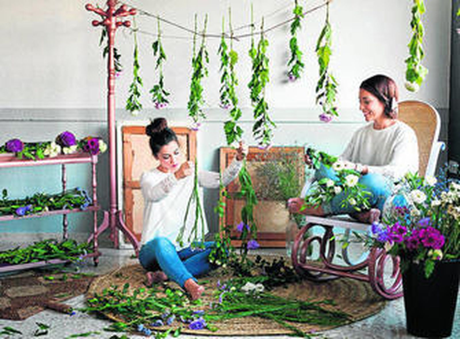 1. Lidia y Patricia Gómez son las fundadoras de Weddings With Love, empresa dedicada a la organización de bodas fundada hace dos años y medio. 2. 'Wedding Planner' viene presentado en una práctica caja. En el libro, de 140 páginas, se hace un recorrido sobre todos los preparativos necesarios para organizar una boda. La agenda aporta todos los detalles más prácticos.