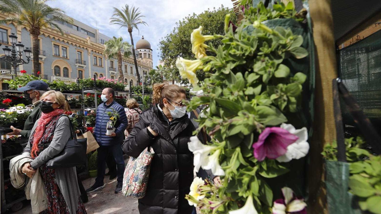 Ambiente en el Mercado de las Flores y Plantas de la Plaza de las Monjas.
