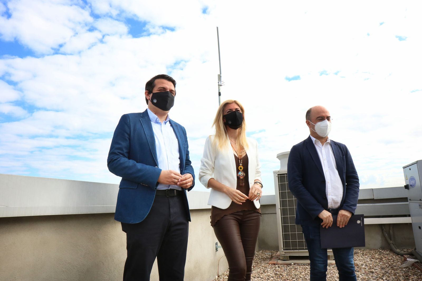 El alcalde de Córdoba, la delegada de Transformación Digital y el vicerrector de Cultura de la UCO, Luis Medina.