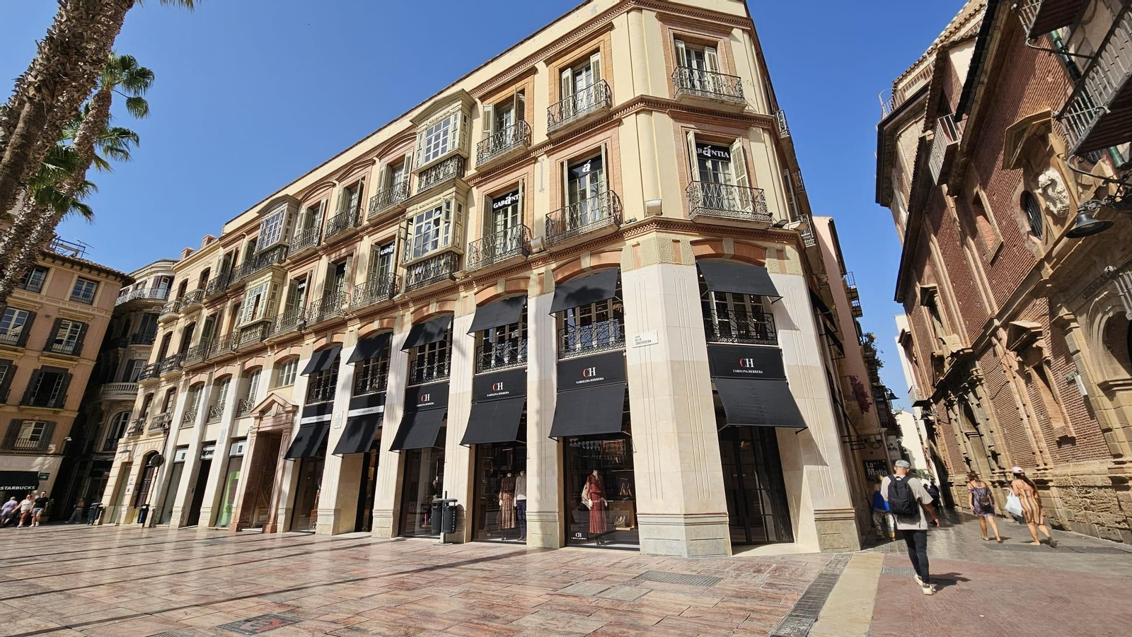 Escaparates de la nueva tienda de Carolina Herrera en el centro de Málaga.