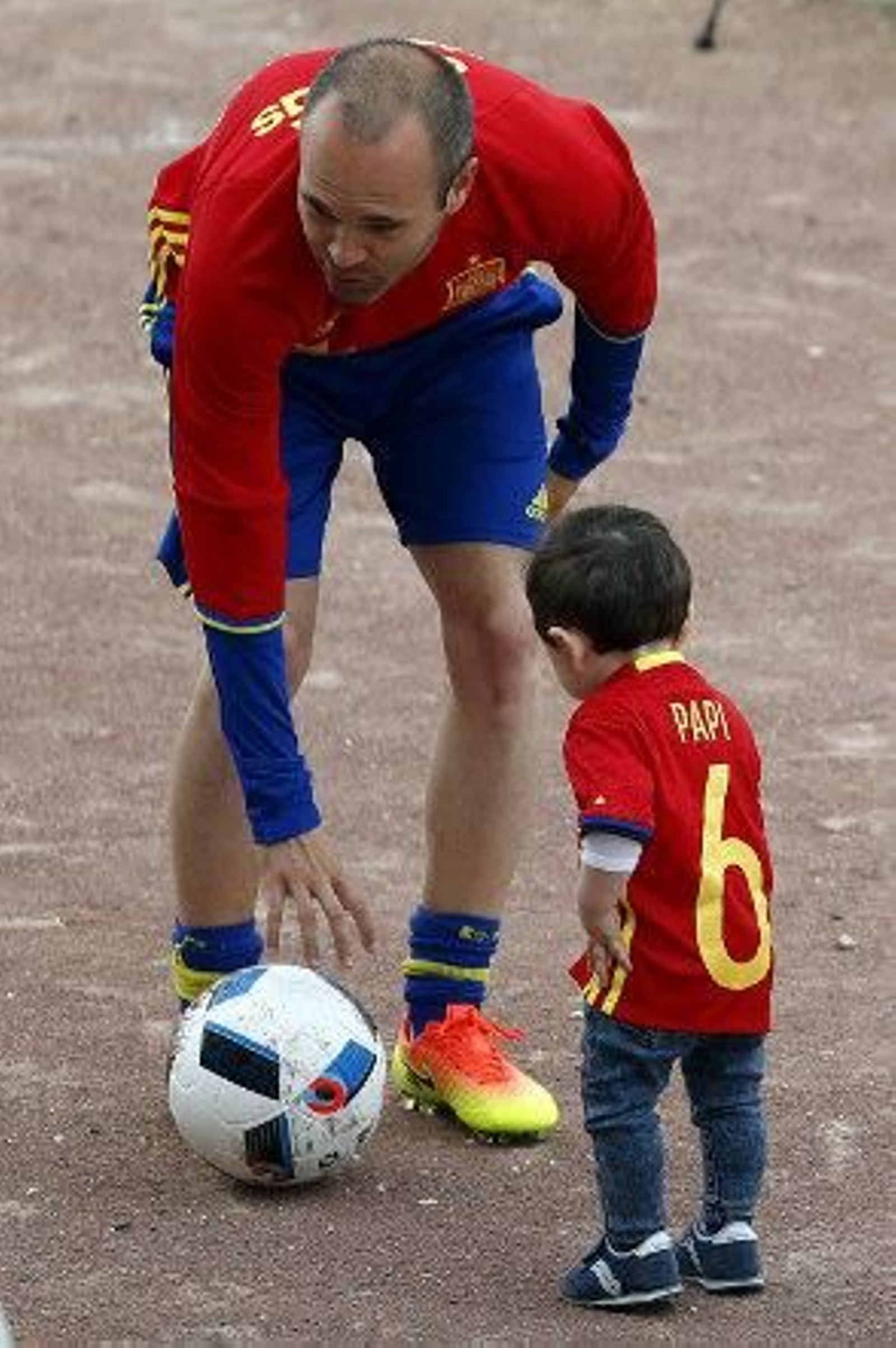 Iniesta, tan querido como temido