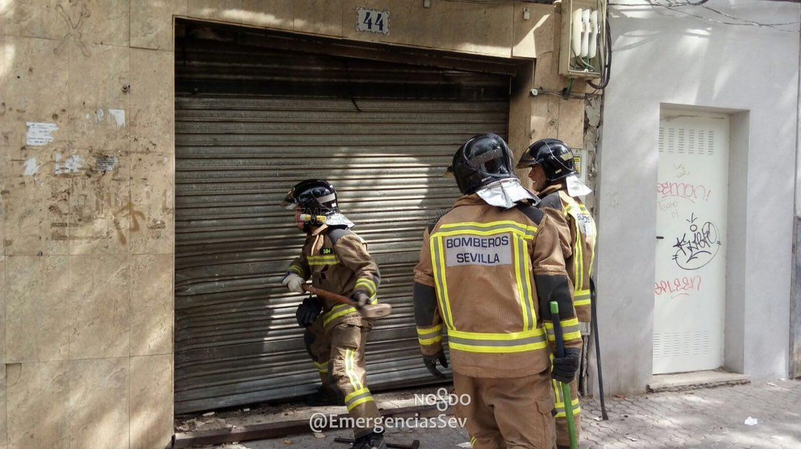 Los bomberos en el local del antiguo bar Los Gallos, donde se produjo el asesinato y el incendio