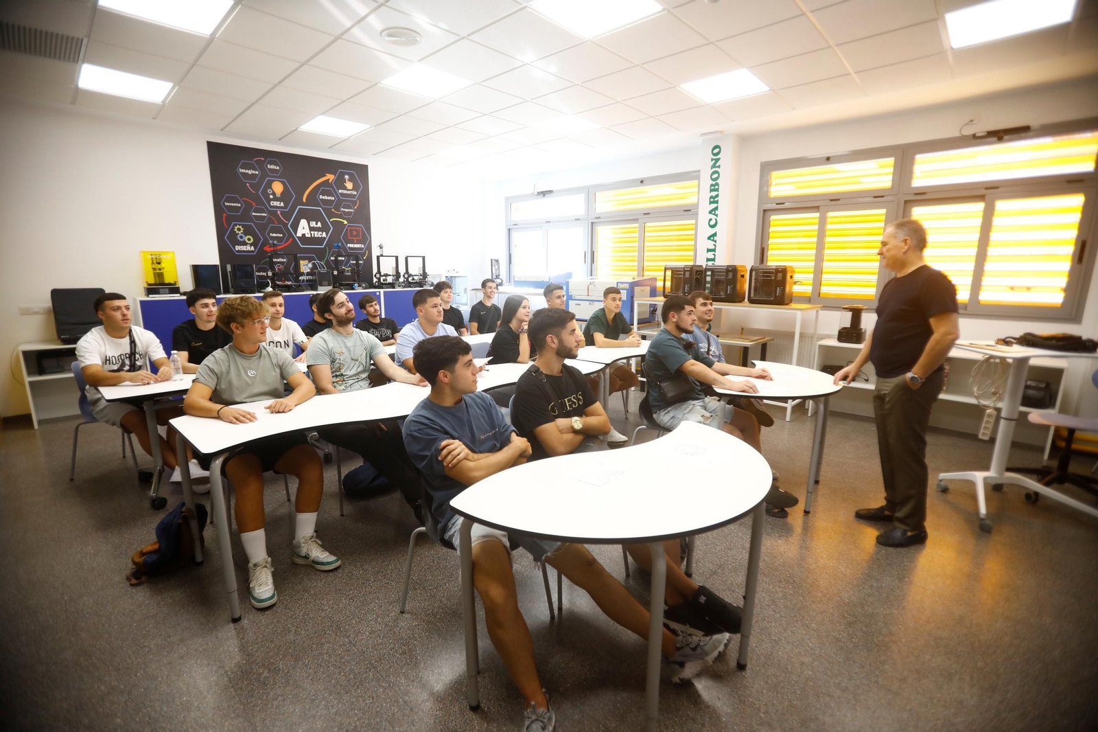 Primer día en una clase de un ciclo de FP en el instituto Zoco de Córdoba.