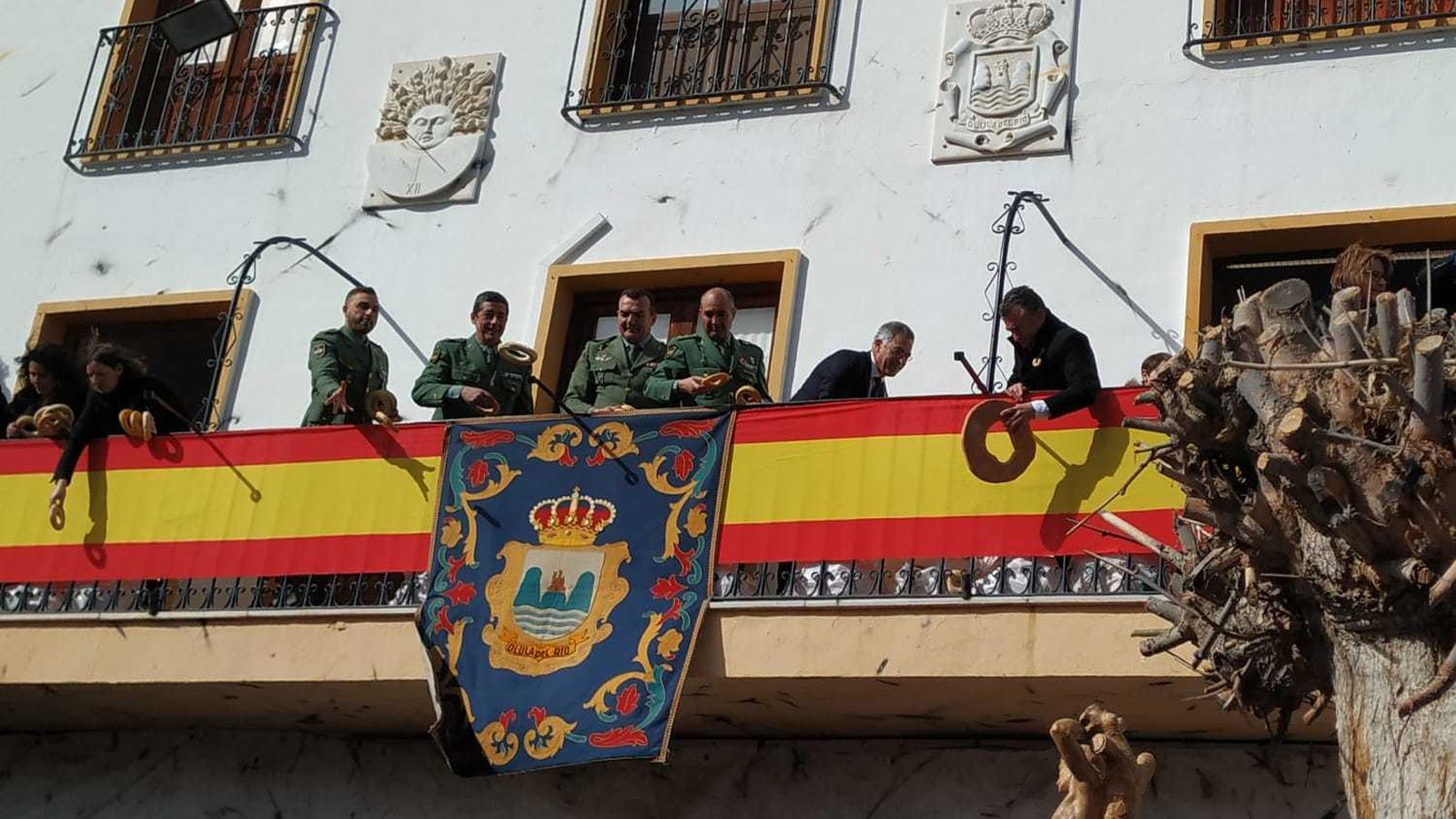 1-Autoridades municipales y de la Legión presidieron la balconada consistorial