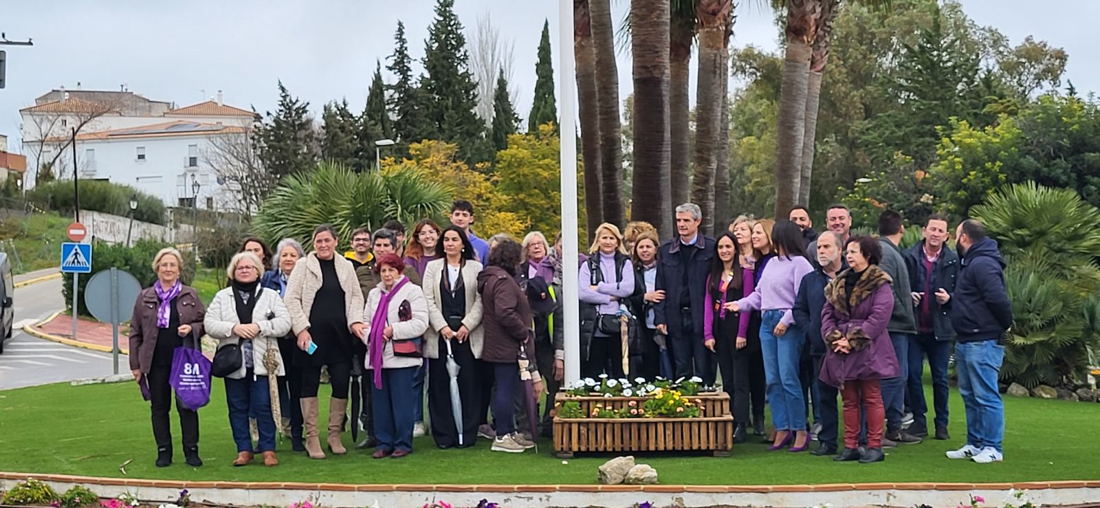 Mujeres de Arcos y miembros de la Corporación local, en la rotonda del Retiro.