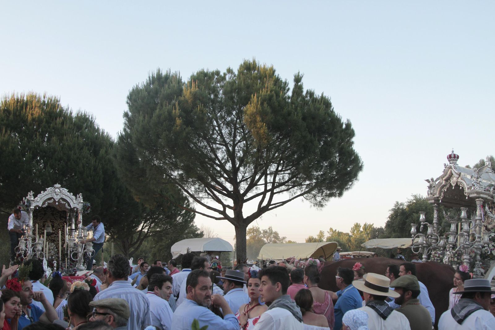El paso de las hermandades por el río Quema, en imágenes