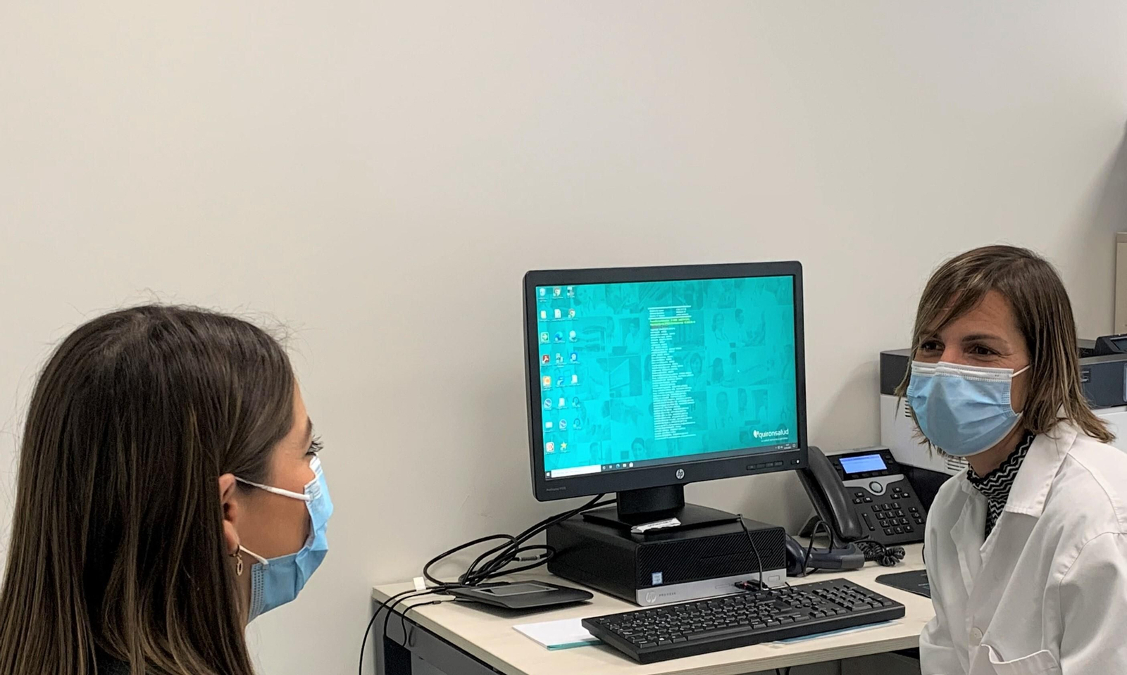 La doctora Esther Velasco en la consulta de Ginecología del Hospital QuirónSalud Córdoba.